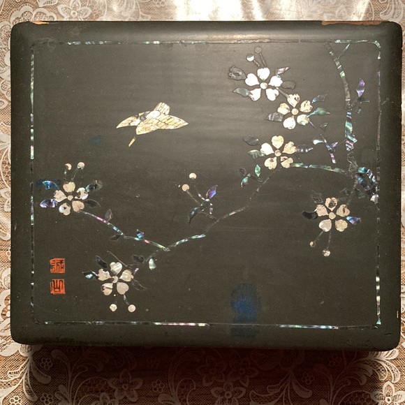 VTG ASIAN BLACK LACQUER JEWEL BOX w/MOP inlaid. $39 - Picture 2 of 12